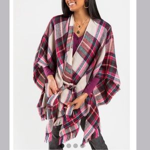 New Francesca’s One Size Plaid Front Tie Poncho